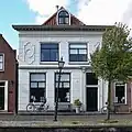 Huis met gepleisterde lijstgevel