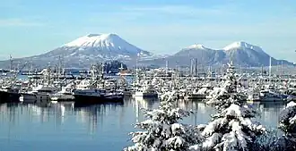De met sneeuw bedekte Mount Edgecumbe, met zijn bijbehorende Crater Ridge, gezien vanaf het nabijgelegen Baranof Island