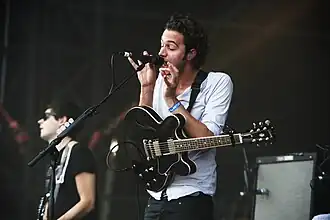 Tom Smith en Chris Urbanowicz (achter) op het Eurockéennes-festival in 2007