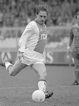 Edo Ophof op 20 maart 1983 in de eredivisiewedstrijd Ajax-FC Twente tijdens een strafschop (5–0)