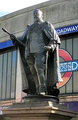 Het King Edward VII Statue buiten Tooting Broadway metrostation te Londen