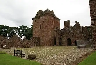 De woontoren van Edzell Castle gezien vanaf de binnenplaats. Rechts van de toegang de hoofdingang.