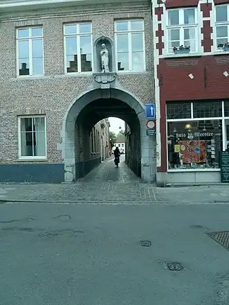 De Eekhoutpoort met achterliggende straat.