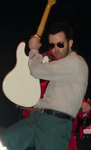 E tijdens een optreden in Australië in 2003