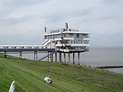 Het Eemshotel met de oude overdekte loopbrug