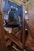 De grote luidklok uit 1390 met bovenaan de M van monument.