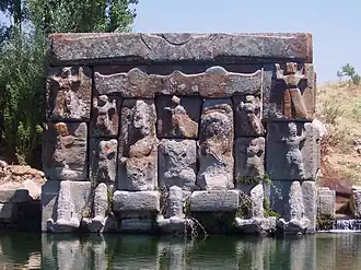 Façade aan de noordzijde van de vijver