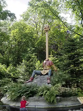 Langnek is een van de zes dienaren uit het gelijknamige sprookje.