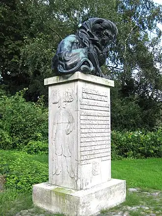 Het monument vanaf het Egbert Snijderplein gezien.