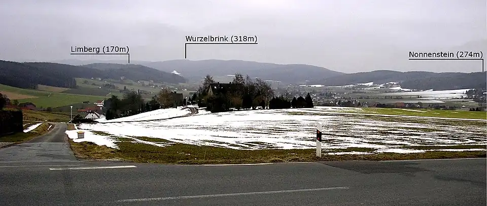 Gezicht op de drie hoogste heuvels in het zuiden van de gemeente
