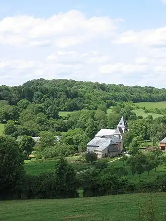 Zicht op Harnicourt met kerk Sainte-Claire