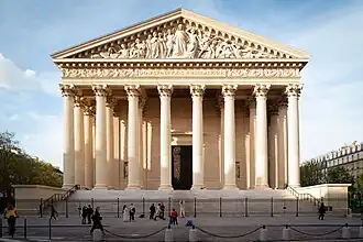 De façade van de kerk