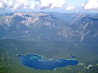 Blik vanaf de Zugspitze op het Ammergebergte. Op de voorgrond de Eibsee