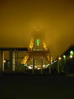 De Eiffeltoren in mist, genomen vanaf Place Joffre