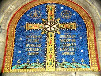 Mozaïek boven ingang kerk