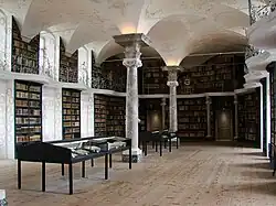 Stiftsbibliotheek met talrijke oude boeken en manuscripten