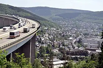 Blik op Siegen-Eiserfeld met links in beeld de A45 over de Siegtalbrücke. (2012)