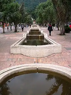 De milieu-as langs de Avenida Jiménez in Bogota