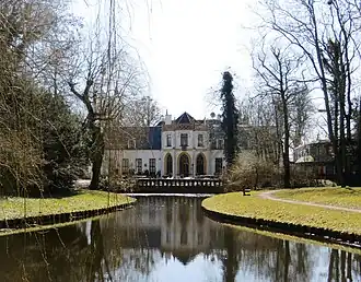 Vijver en achterzijde van de borg