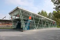 De ingang van het station