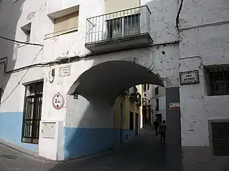 Doorgaande poort in Callosa d'en Sarrià.