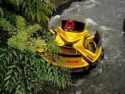 Bootje van de El Rio Grande met personen erin