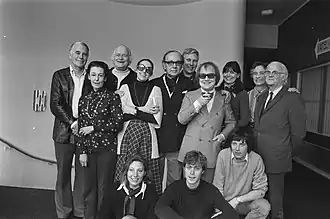 Cast voor Elkerlyc van Carel Briels.Jan Mesdag zittend in het midden (1977)