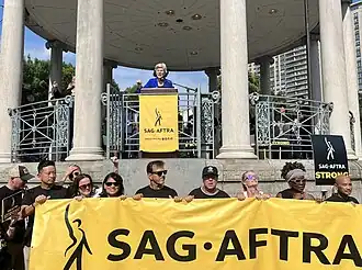 Toespraak senator Elizabeth Warren bij een SAG-AFTRA betoging in 2023