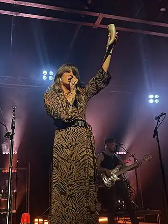 Ella Langley tijdens een concert in 2025