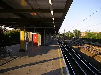Het perron gezien uit het westen met rechts de sporen van de Pitsearoute