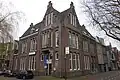 Postkantoor annex directeurswoning met erker en rationalistische details