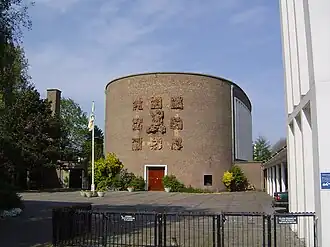 De Emmauskerk vanaf het kerkplein.