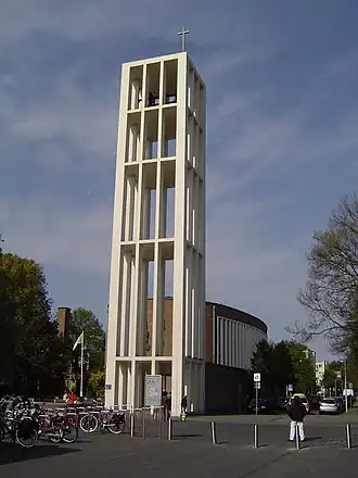 De halfvrijstaande klokkentoren is een markant herkenningspunt in de wijk.