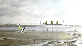 Foto van RMS Empress of Britain, die de St. Lawrencerivier opvaart nabij Quebec. Genomen op 10 juli 1937, op het "Île d'Orléans" door Horace Bélinge, ondertussen overleden.