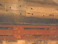 Detail Engels rollenkruiwerk van de Walderveense molen. Onderin zijn nog de zwaluwstaartvormige inkepingen, waar vroeger de kruineuten in zaten, te zien