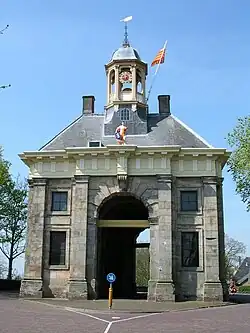 Koepoort of Westerpoort met het wapen en de vlag van Enkhuizen