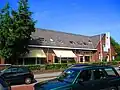 De KLEUTERSCHOOL is gebouwd in de jaren ’30 van de 20ste eeuw. De kleuterschool is een onderdeel van het Laarescomplex. Een badhuis (Tulpstraat 65) en een lagere school grenzen aan de kleuterschool. De erfafscheiding, in de vorm van een ijzeren hek met gemetselde balusters, maakt onderdeel uit van de bescherming.