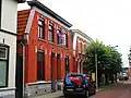 Dubbele woonhuizen. Het complex is markant gelegen aan de Waldeckstraat. Het betreft een ensemble van drie identieke dubbele woonhuizen.