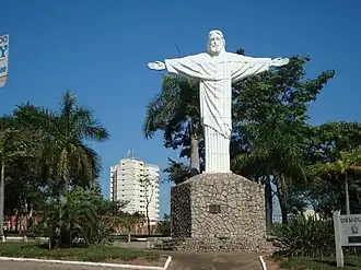 Christusbeeld Cristo Redentor aan de hoofdweg Av. Antonio Tiveron in Adamantina