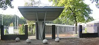 De in 2006 vernieuwde entree van het sportpark