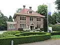Voormalige pastorie met serre