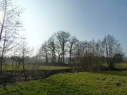 De heuvel gezien vanuit het oosten met op de voorgrond de Geul