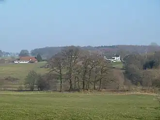 De ringwal gezien vanuit het westen