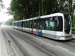 Een 5-delige lagevloertram in Rotterdam