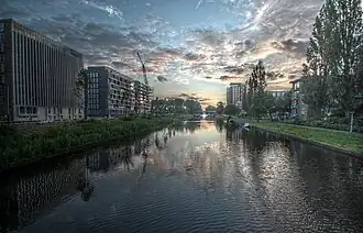 De Erasmusgracht westelijk van de Einsteinweg op een zomeravond in 2012