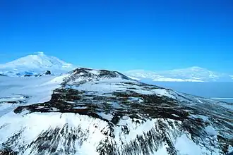 Mount Terror (rechts) en Mount Erebus (links),gezien vanuit het wetenschapsstation Point Peninsula op het eiland Ross
