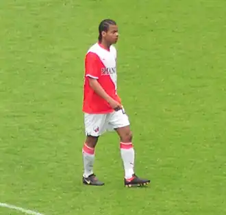 Danso tijdens zijn debuutwedstrijd (19 april 2009)