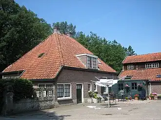 Achterzijde met links scheidingsmuur