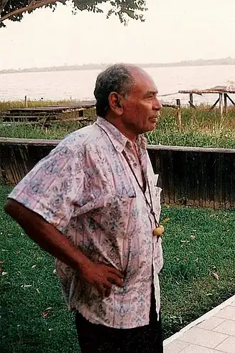 Erwin de Vries op zijn erf aan de rivier Suriname (1995)
