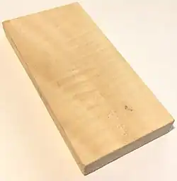 Kenmerkend golfmotief op het hout